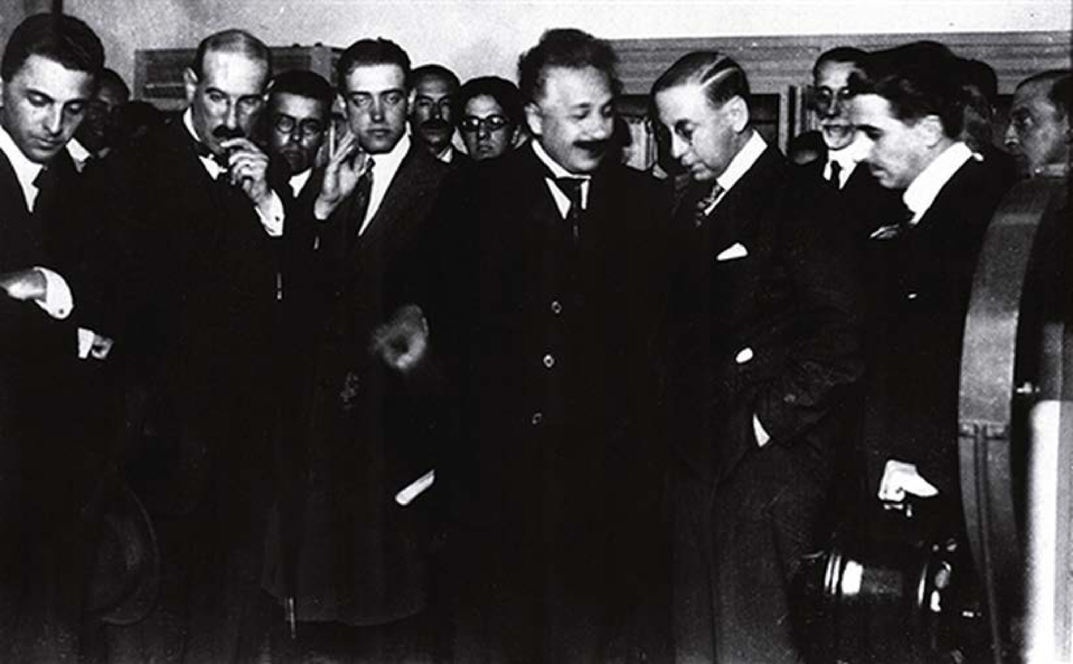 Foto: Mundo Antiguo Einstein junto al Director del IEM, Vicente García en su visita a la Facultad en 1925